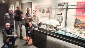 personnel du musée et les personnes ayant fabriqué la maquette de la base de sous marin de lorient